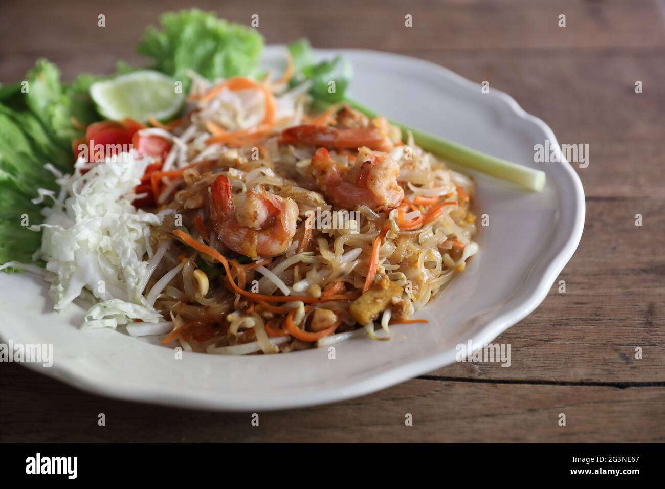 Thai Food Pad thai lokale Küche gebratene Nudeln mit Garnelen Stockfoto