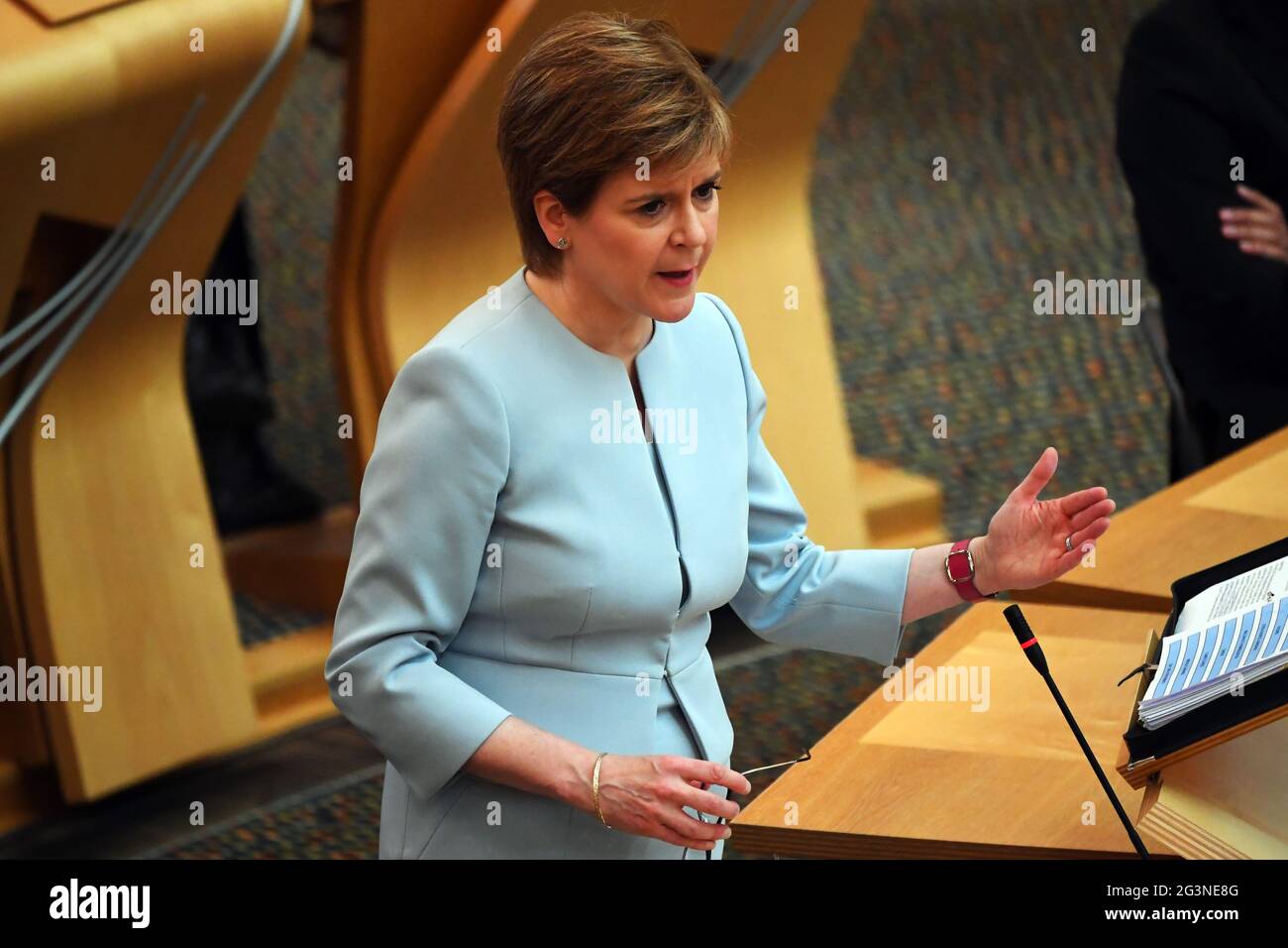 Erste Ministerin Nicola Sturgeon bei den Fragen des Ersten Ministers im schottischen Parlament in Holyrood, Edinburgh. Bilddatum: Donnerstag, 17. Juni 2021. Stockfoto