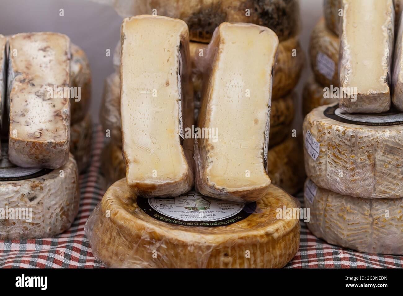 Nahaufnahme von gegerbtem Ziegenkäse, halbfertig zum Verkauf geschnitten Stockfoto