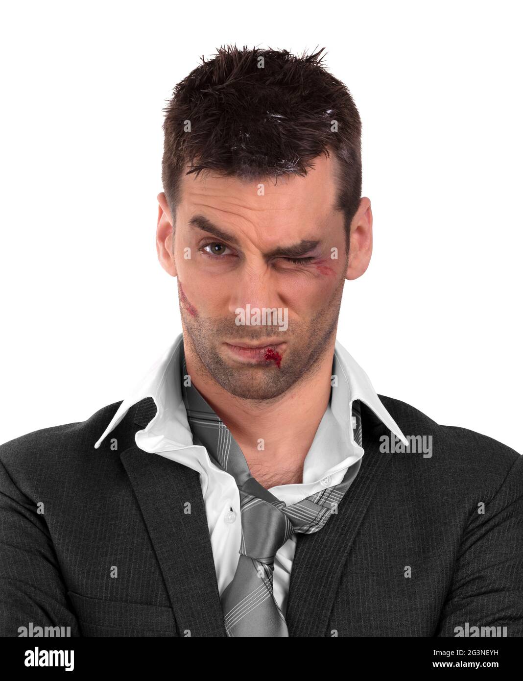 Nahaufnahme eines Geschäftsmannes mit blutiger Lippe, geschlagen und gequetscht Stockfoto