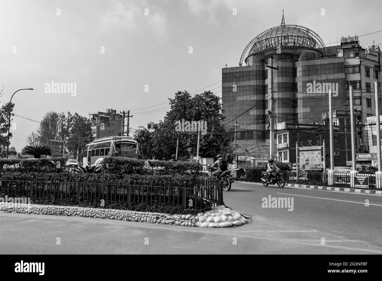 Kathmandu Nepal 21. Mai 2018 Schwarz-weiß Bild von Gebäuden Hotels und Straße zum Flughafen in Kathmandu Nepal. Stockfoto