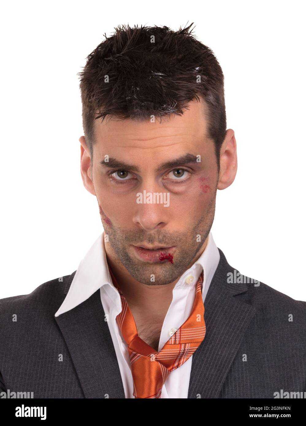 Nahaufnahme eines Geschäftsmannes mit blutiger Lippe, geschlagen und gequetscht Stockfoto