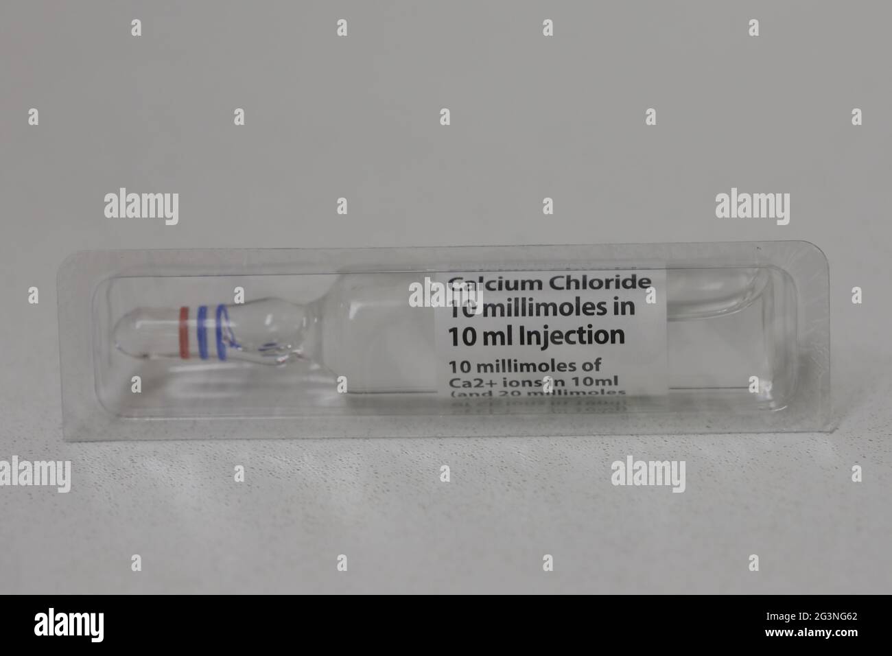 Eine Ampoule der Calciumchlorid-(CaCl₂-)Injektion Stockfoto