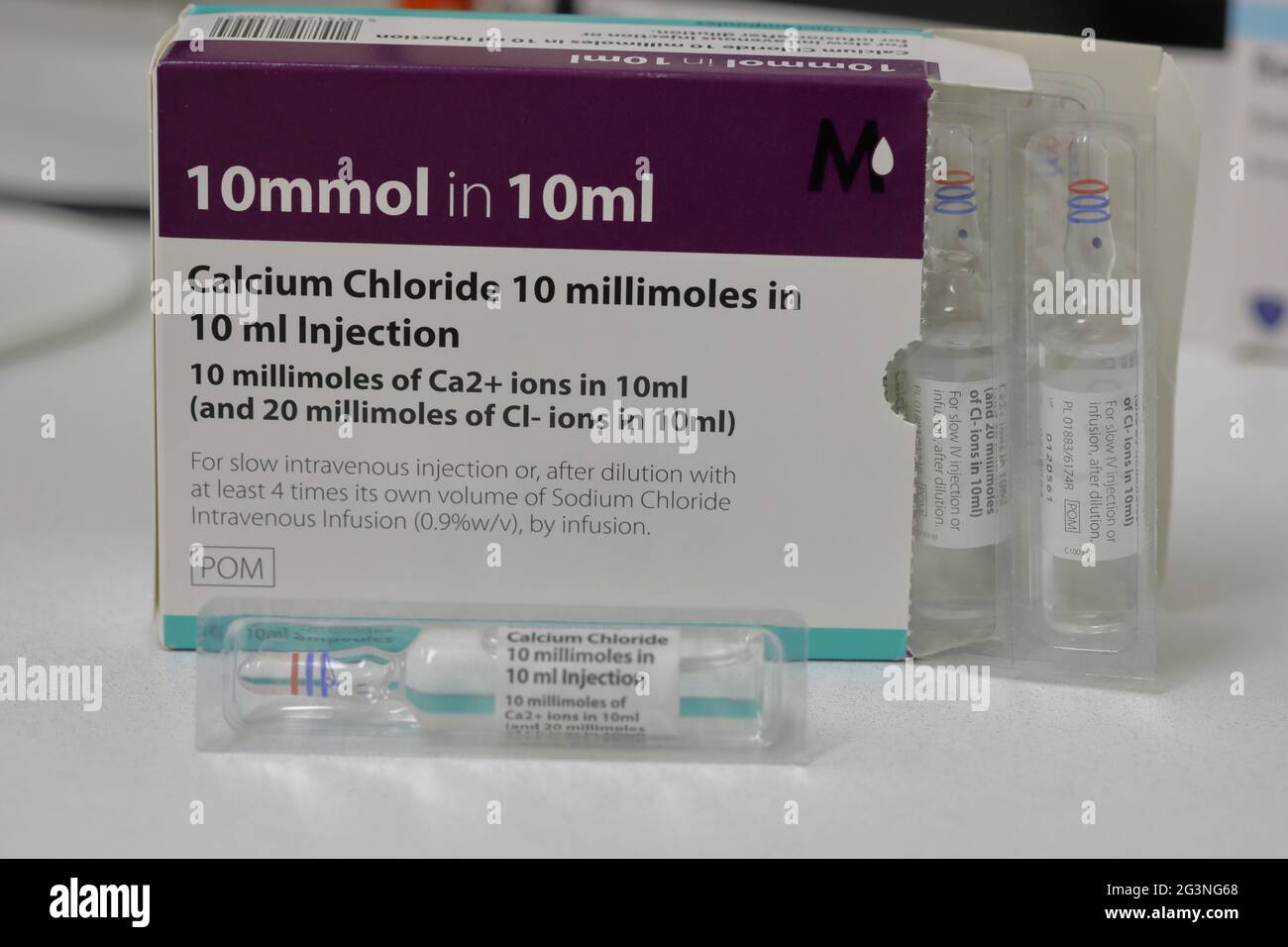 Eine Ampoule Calciumchlorid (CaCl₂)-Injektion vor dem Kasten Stockfoto