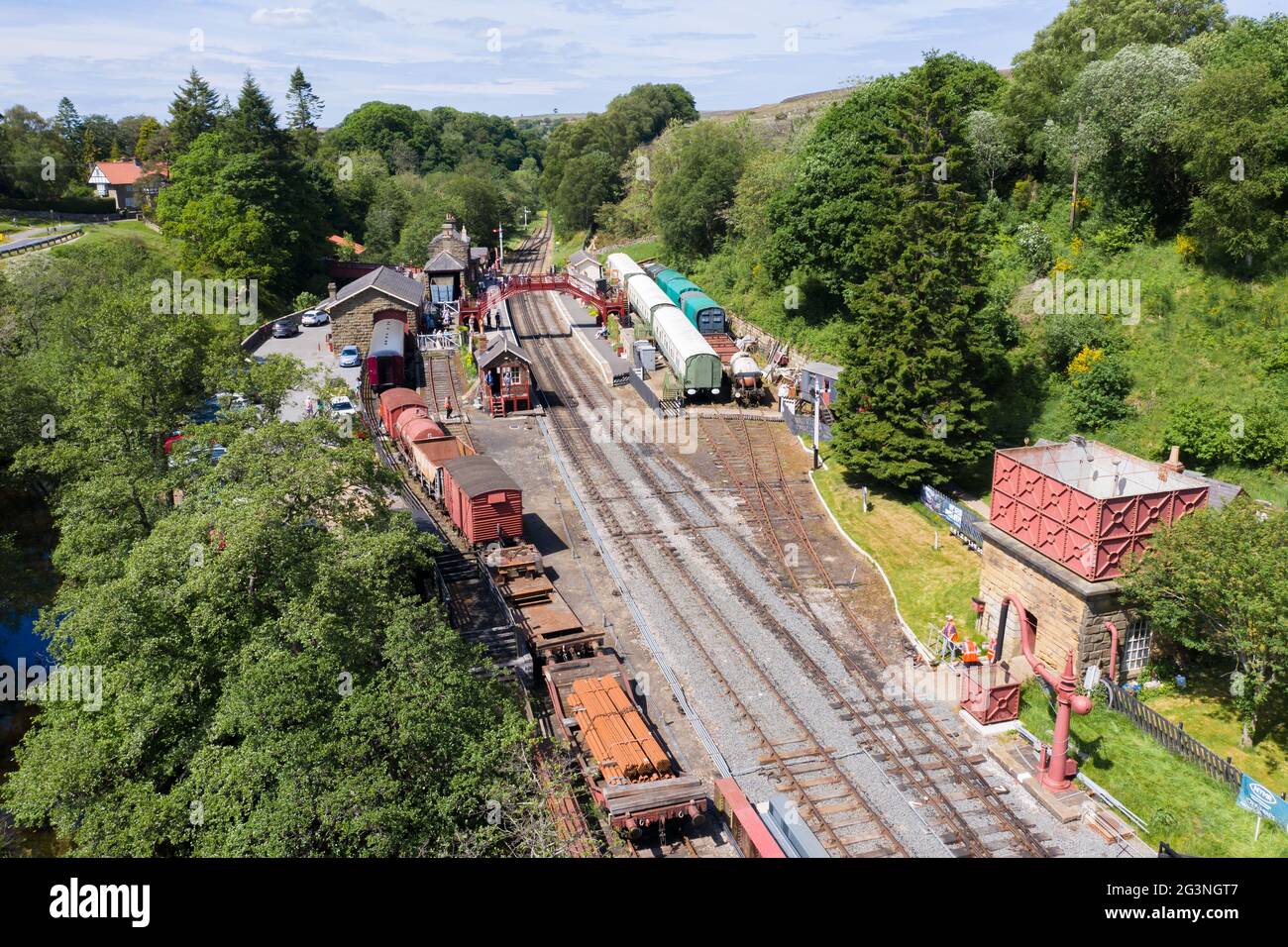 GOATHLAND, GROSSBRITANNIEN - 15. JUNI 2021. Eine Luftaufnahme des beliebten Touristenorts Goathland Train Station in der North Yorkshire Moors Railway Stockfoto