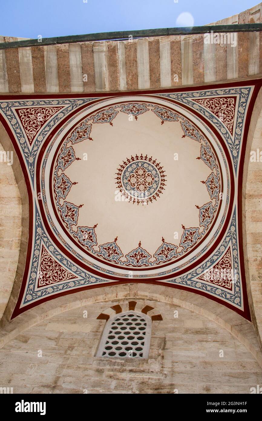 Innenansicht der Kuppel in osmanischer Architektur Stockfoto