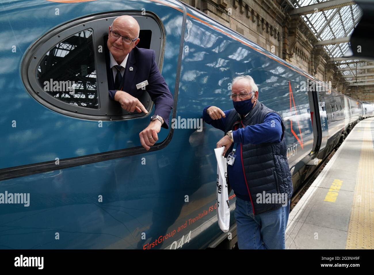 Fahrer Neil Barker und Zugfan Pete Waterman schauen sich ihre Uhren an, nachdem der Avanti-Zug der Westküsten-Klasse 390 EMU von London Euston aus am Hauptbahnhof von Glasgow angekommen ist und den 36 Jahre alten Rekord für die schnellste Zugfahrt zwischen London und Glasgow nicht brechen konnte. Der Royal Scot-Zug erreichte Glasgow Central 21 Sekunden hinter dem Rekord von drei Stunden, 52 Minuten und 40 Sekunden, den British Rail im Dezember 1984 aufgestellt hatte.Bilddatum: Donnerstag, 17. Juni 2021. Stockfoto