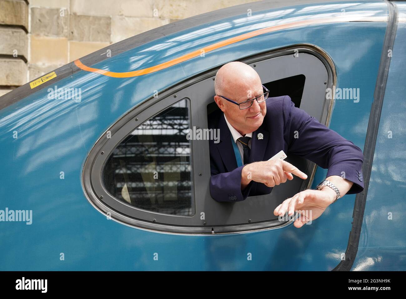 Fahrer Neil Barker schaut auf seine Uhr an Bord des Avanti Westküsten-Emu-Zuges der Klasse 390, der von London Euston aus den 36 Jahre alten Rekord für die schnellste Zugfahrt zwischen London und Glasgow nicht gebrochen hat. Der Royal Scot-Zug erreichte Glasgow Central 21 Sekunden hinter dem Rekord von drei Stunden, 52 Minuten und 40 Sekunden, den British Rail im Dezember 1984 aufgestellt hatte.Bilddatum: Donnerstag, 17. Juni 2021. Stockfoto