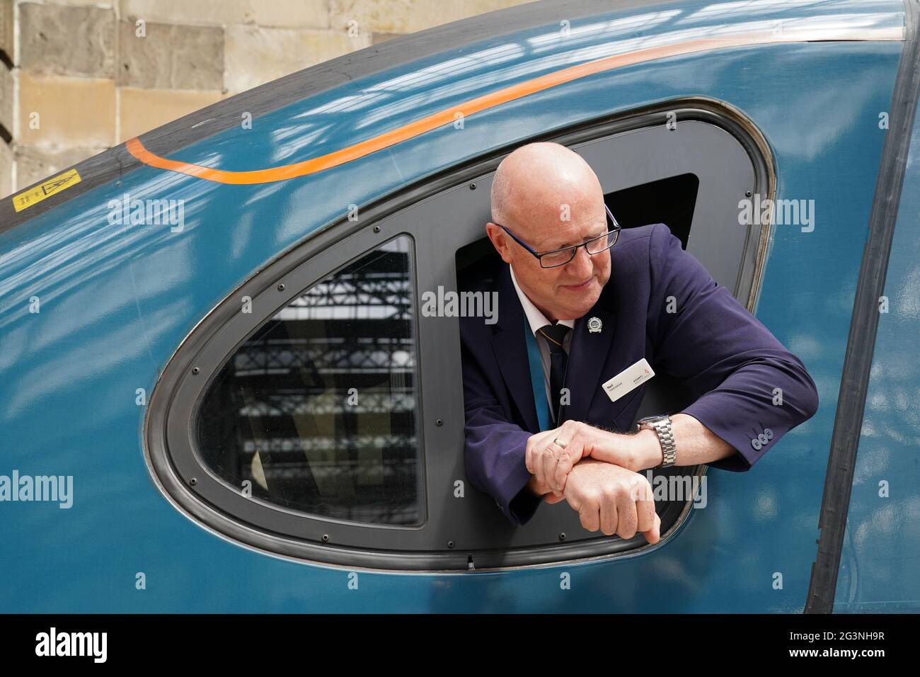 Fahrer Neil Barker schaut auf seine Uhr an Bord des Avanti Westküsten-Emu-Zuges der Klasse 390, der von London Euston aus den 36 Jahre alten Rekord für die schnellste Zugfahrt zwischen London und Glasgow nicht gebrochen hat. Der Royal Scot-Zug erreichte Glasgow Central 21 Sekunden hinter dem Rekord von drei Stunden, 52 Minuten und 40 Sekunden, den British Rail im Dezember 1984 aufgestellt hatte.Bilddatum: Donnerstag, 17. Juni 2021. Stockfoto