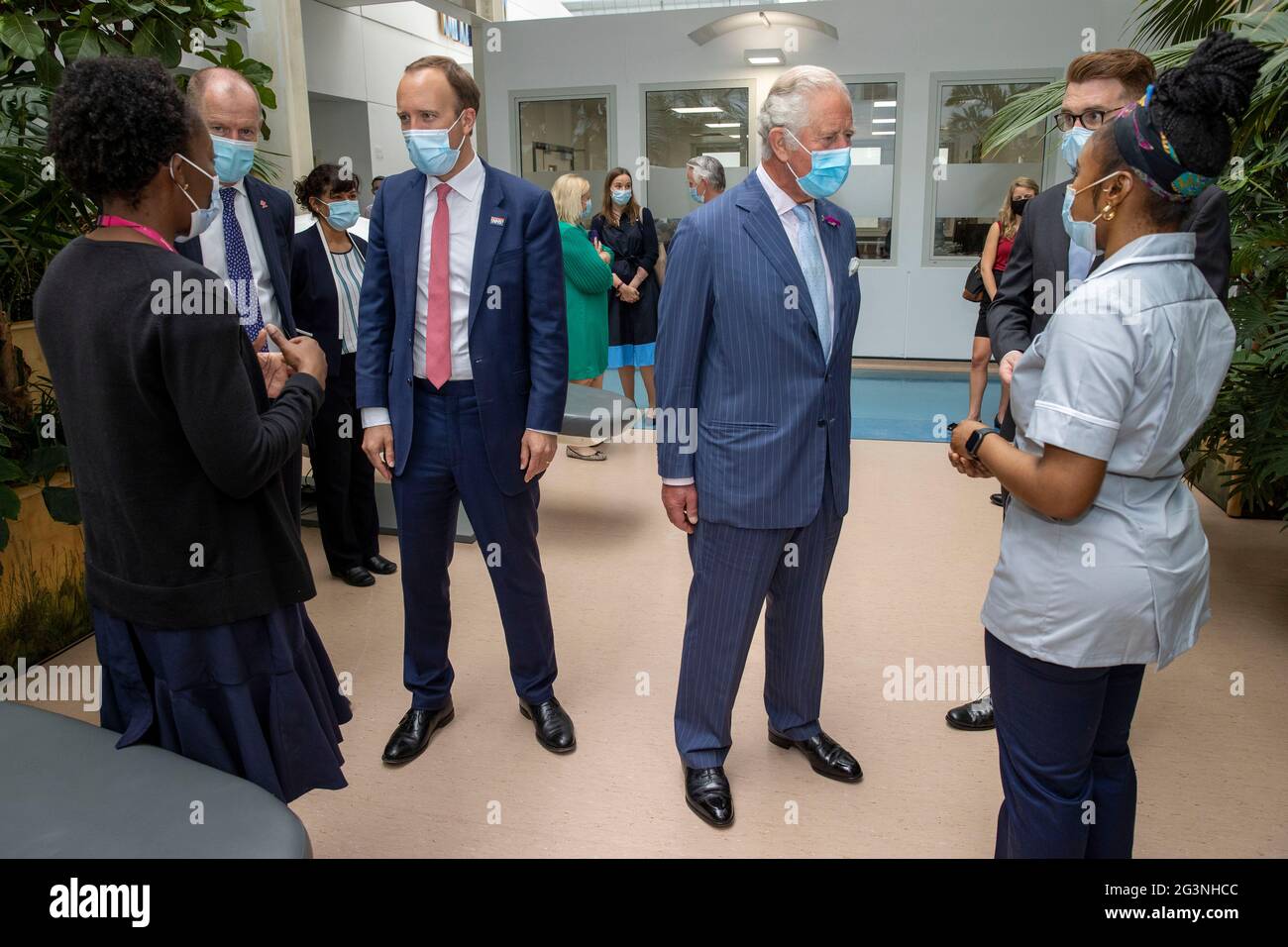 Gesundheitsminister Matt Hancock und Prince Charles treffen sich mit NHS-Mitarbeitern während eines Besuchs im Chelsea und Westminster Hospital in West-London. Bilddatum: Donnerstag, 17. Juni 2021. Stockfoto