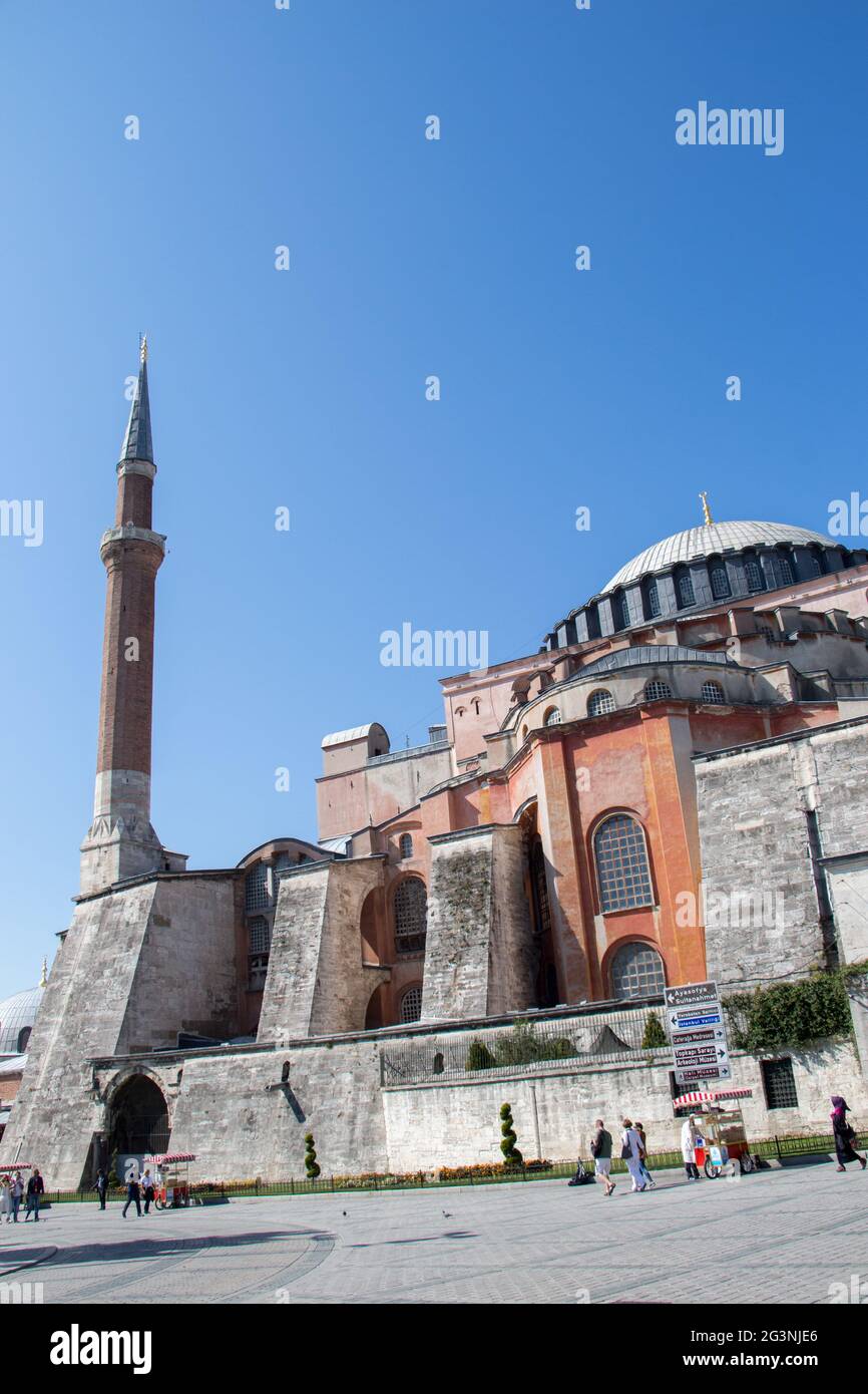 Minarett osmanischer Moscheen im Blick Stockfoto