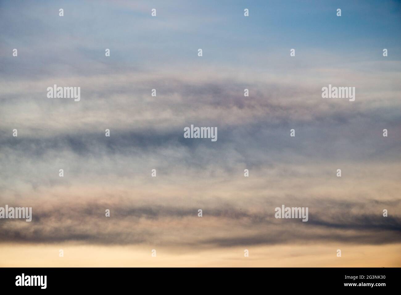 Bunte und leichte Wolken am Himmel Stockfoto