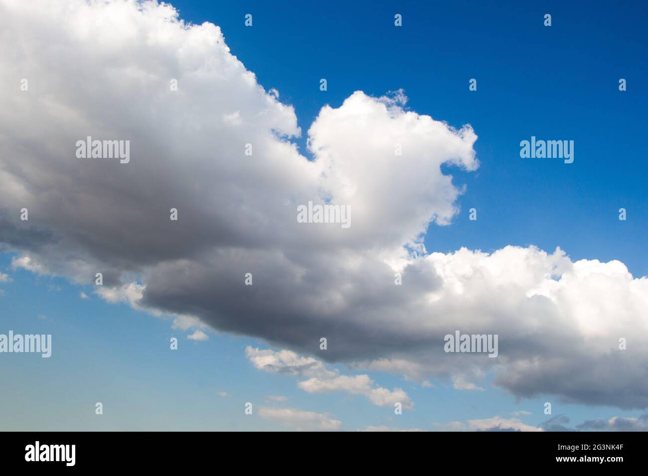 Dunkle und graue Wolken am Himmel Stockfoto