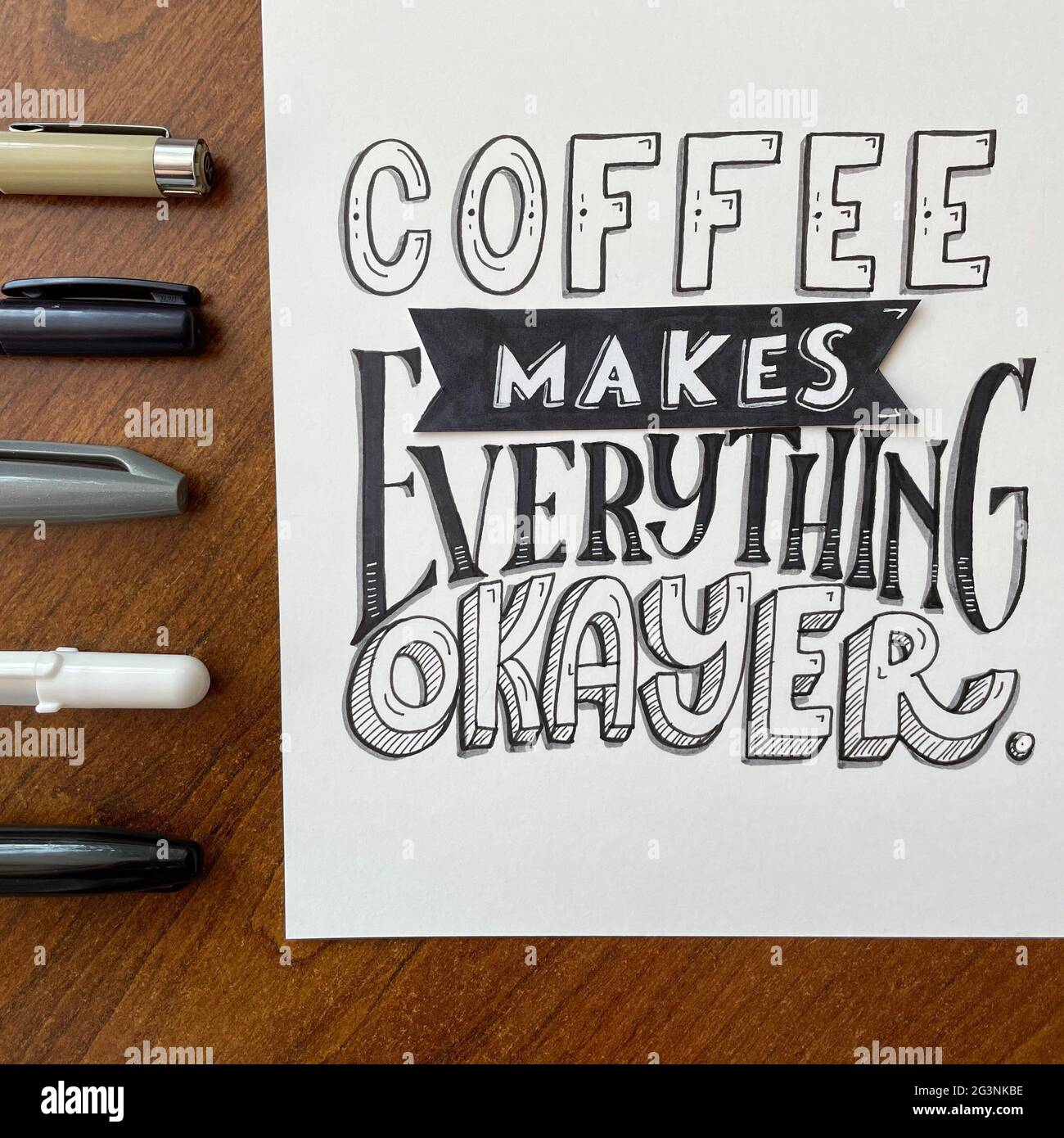Kaffee macht alles Okayer - schwarz-weißes Zitat im modernen Kalligraphie-Stil Stockfoto