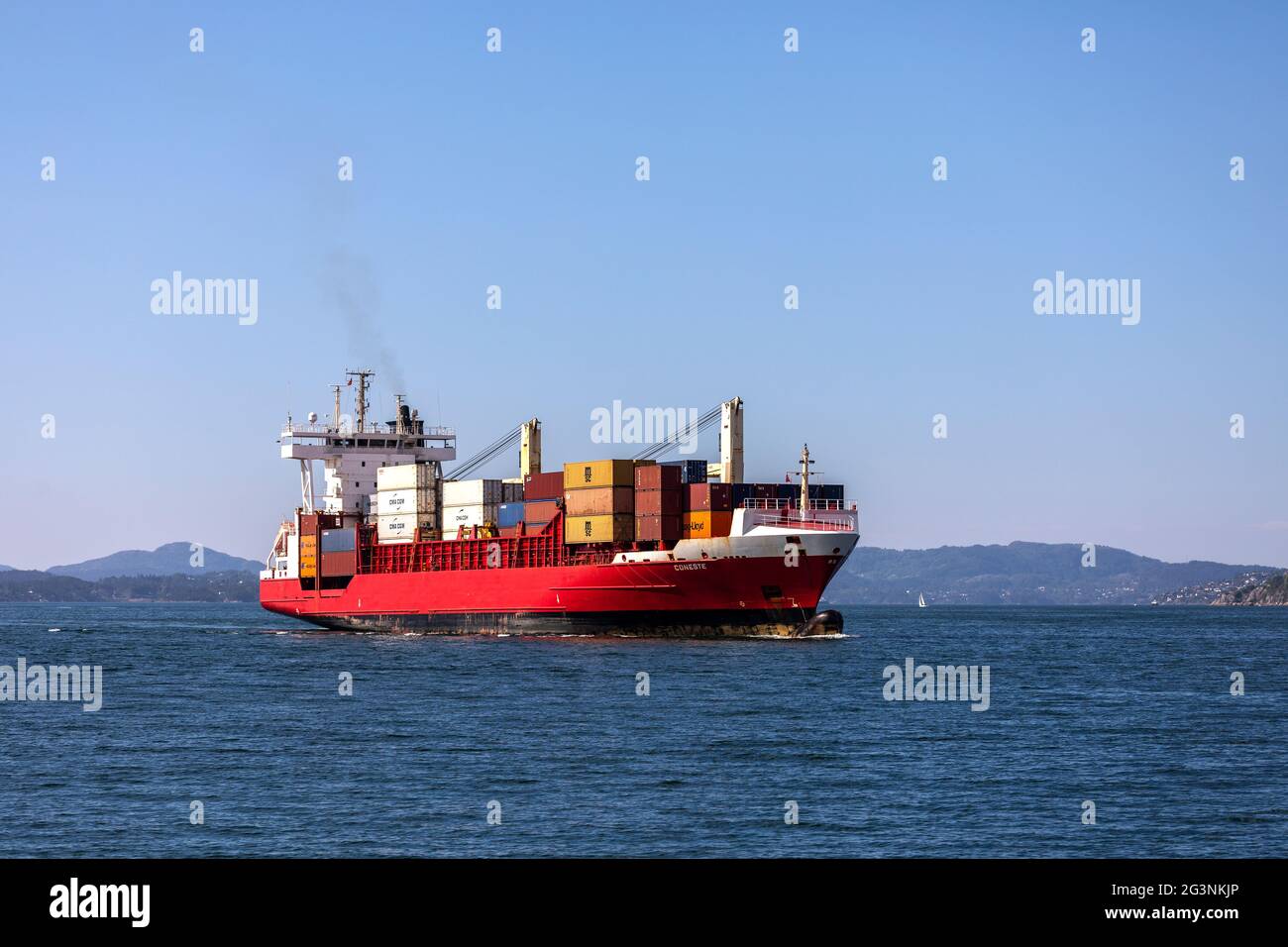 Containerschiff Coneste in Byfjorden, vor dem Hafen von Bergen, Norwegen. Stockfoto