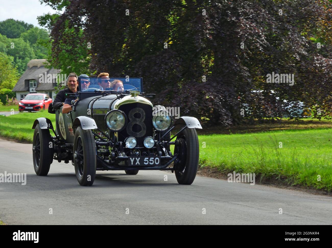 Der Bentley 4 aus dem Jahr 1928 wird durch das englische Dorf gefahren. Stockfoto
