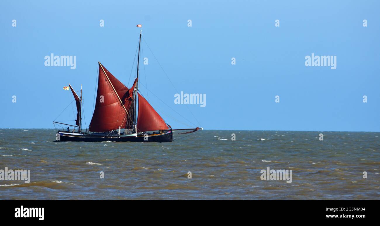 Red Sailed Barge segelt direkt vor der Küste von Suffolk. Stockfoto