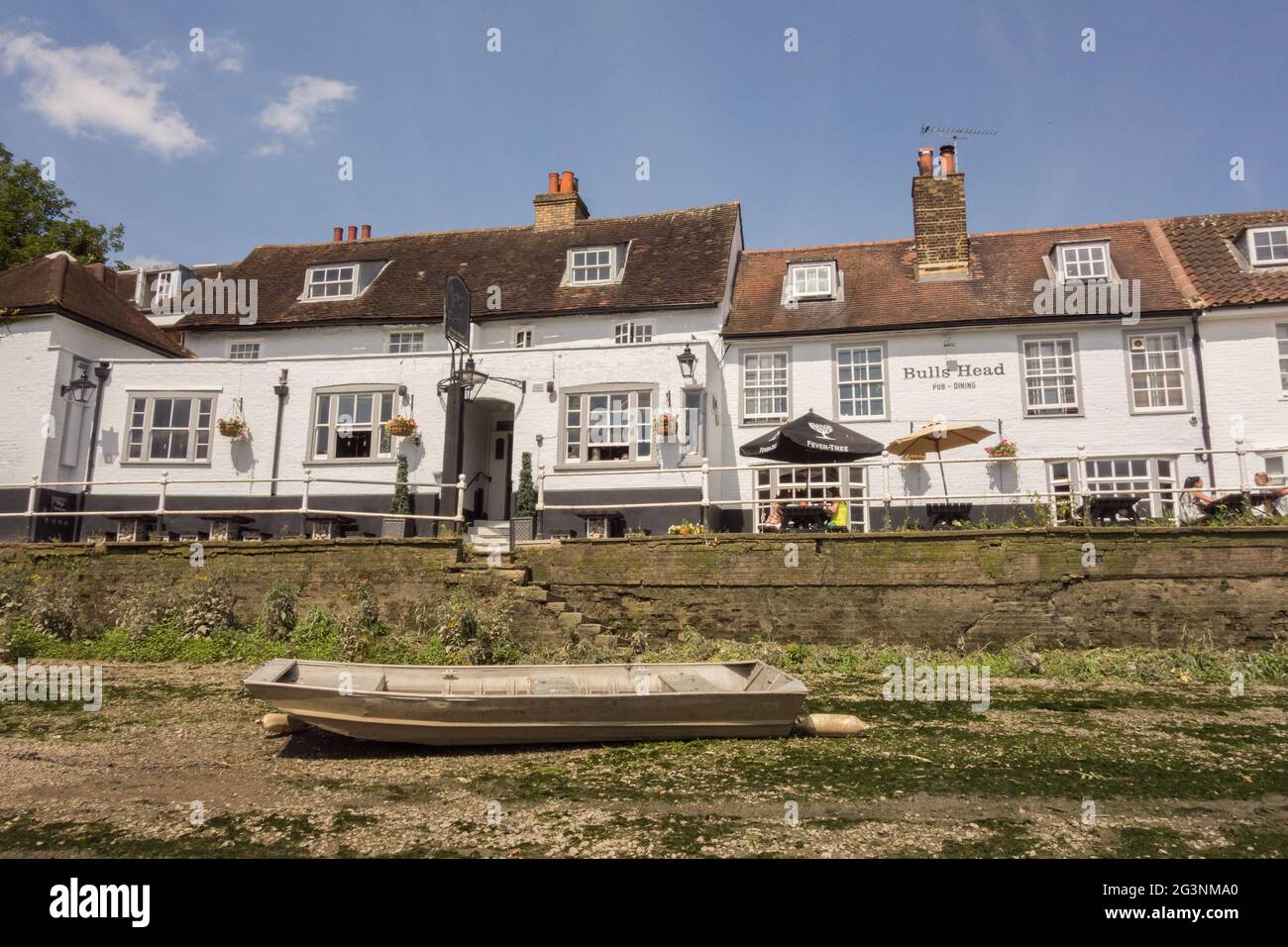Das Äußere des Bull's Head Public House von der Themse aus gesehen, Strand-on-the-Green, Chiswick, Hounslow, London, England, Großbritannien Stockfoto