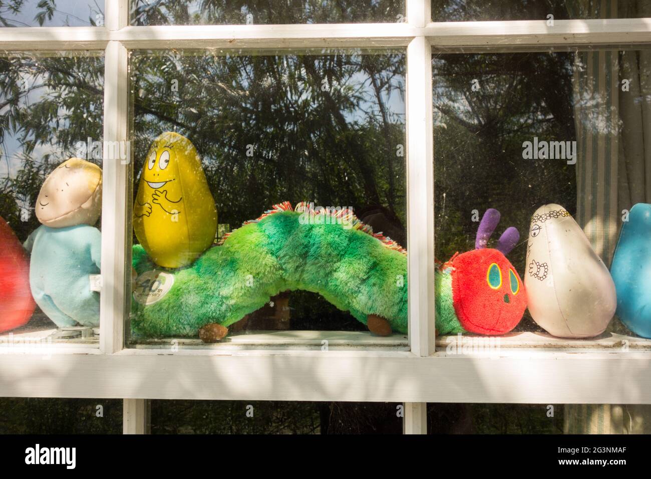 Eric Carles sehr hungriger Caterpillar verbannt Spielzeug in einem Fenster Stockfoto
