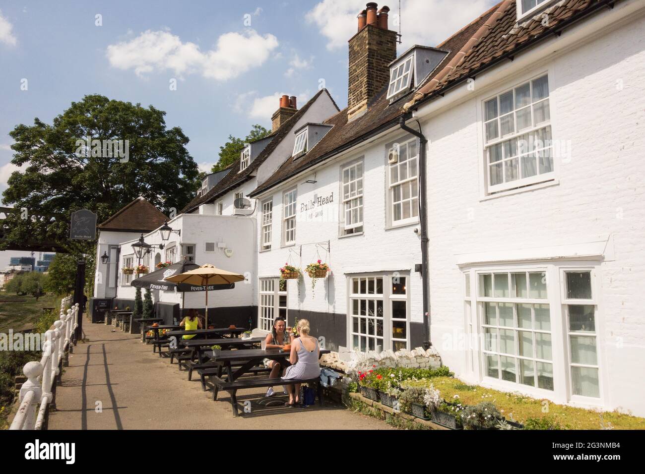 Das Äußere des Bull's Head Public House in Strand-on-the-Green, Chiswick, Hounslow, London, England, VEREINIGTES KÖNIGREICH Stockfoto