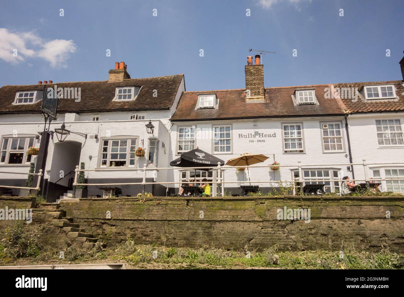 Das Äußere des Bull's Head Public House von der Themse aus gesehen, Strand-on-the-Green, Chiswick, Hounslow, London, England, Großbritannien Stockfoto