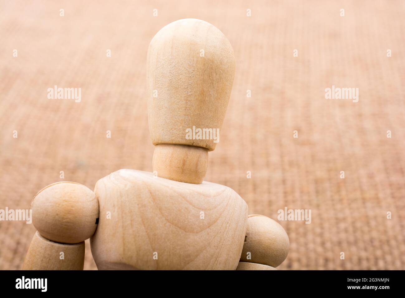 Holzpuppen posieren auf Leinwand Stockfoto