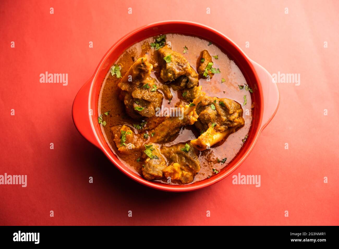 Fleischgericht nach indischer Art oder Mutton ODER Gosht Masala ODER Lammrogan josh in einer Schüssel serviert, selektiver Fokus Stockfoto