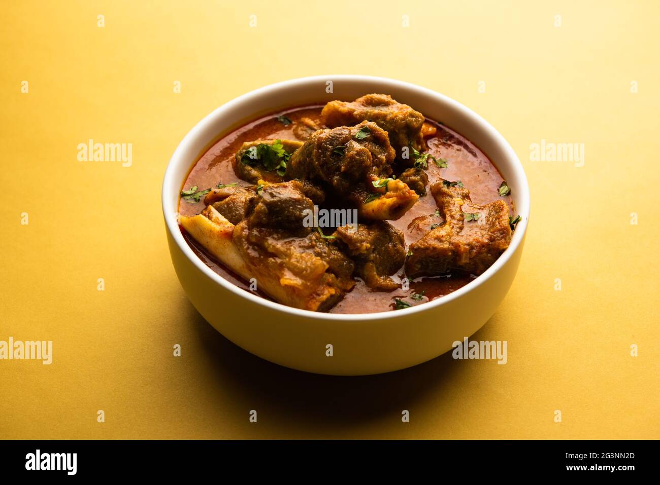 Fleischgericht nach indischer Art oder Mutton ODER Gosht Masala ODER Lammrogan josh in einer Schüssel serviert, selektiver Fokus Stockfoto