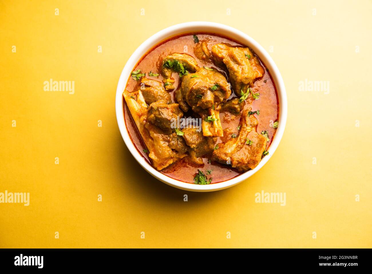 Fleischgericht nach indischer Art oder Mutton ODER Gosht Masala ODER Lammrogan josh in einer Schüssel serviert, selektiver Fokus Stockfoto