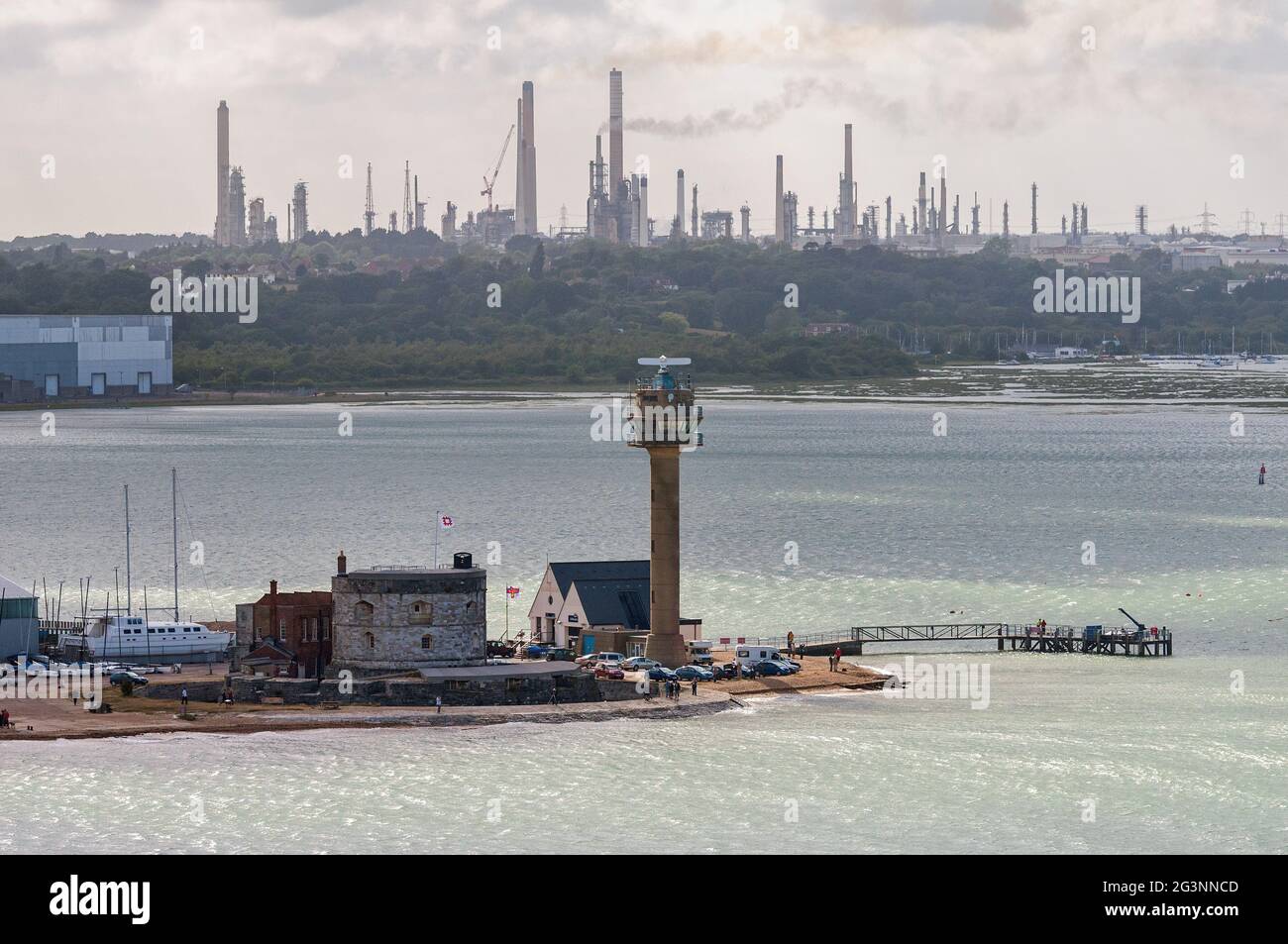 Blick über Calshot Castle, das RNLI-Rettungsboot und den Küstenbeobachtungsguck auf Calshot Spit, in Richtung der Fawley-Ölraffinerie, auf Southampton Water. Stockfoto