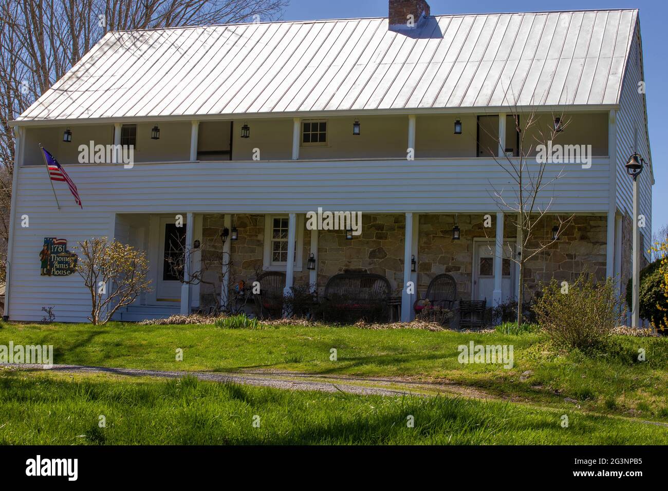 Rodgersville, Tennessee, USA - 20. März 2021: Die untere Hälfte dieses Hauses ist aus Stein und ist das ursprüngliche Haus, das vom damaligen Eigentümer Tomas Amis gebaut wurde Stockfoto