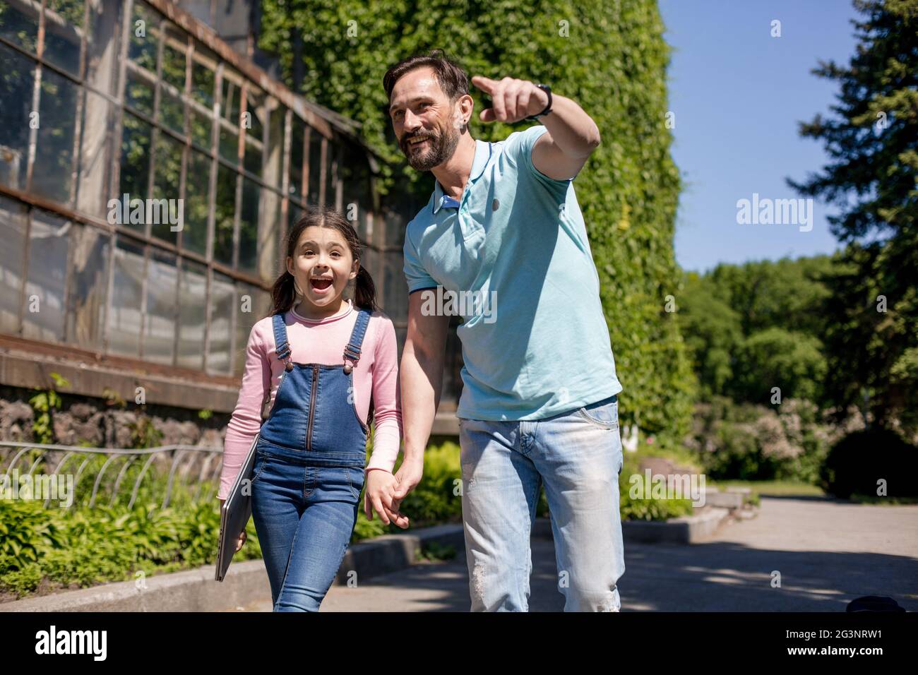 Vater mit Tochter mit Laptop im Park Stockfoto