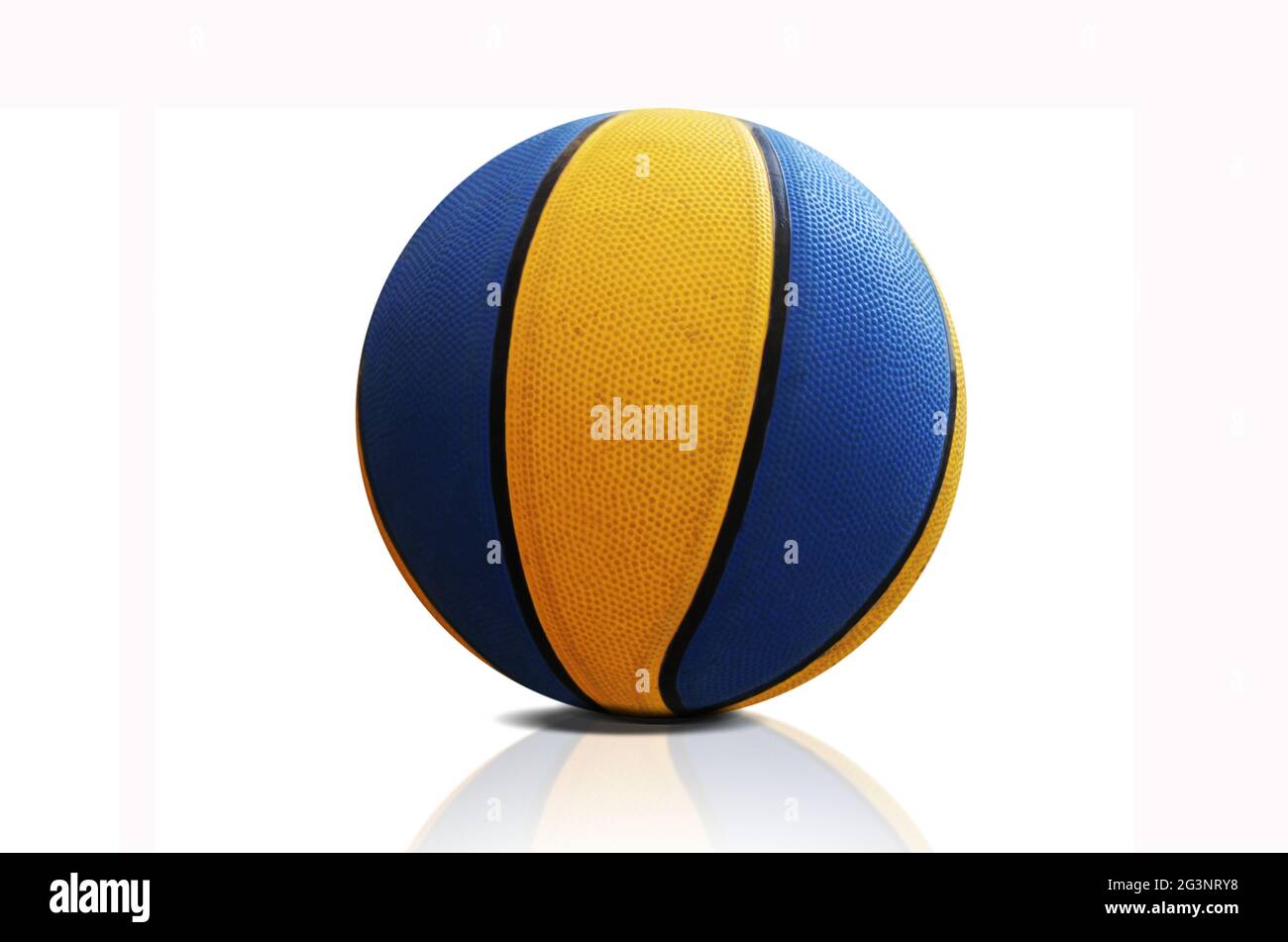 Basketball auf weiß Stockfoto