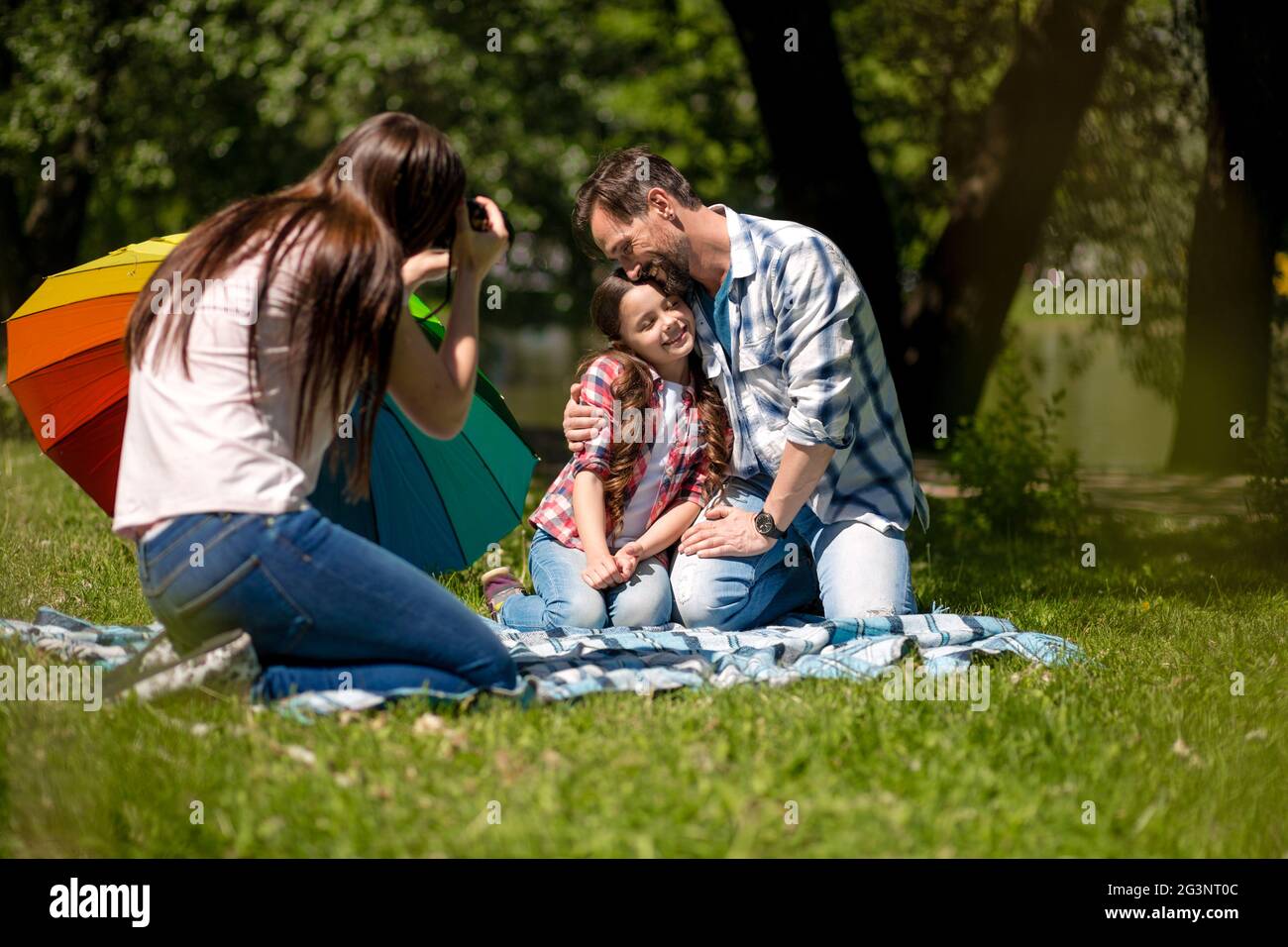Junge Mutter, Foto von Mann und Tochter in den Park. Stockfoto