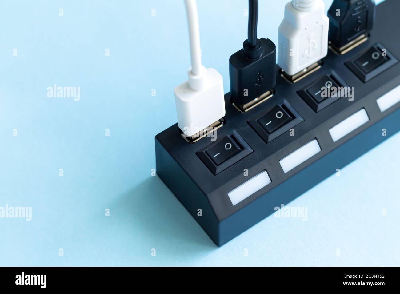 Vollständiger USB-Hub mit mehreren usb-Anschlüssen für Nahaufnahme der Kabel mit Copyspace Stockfoto