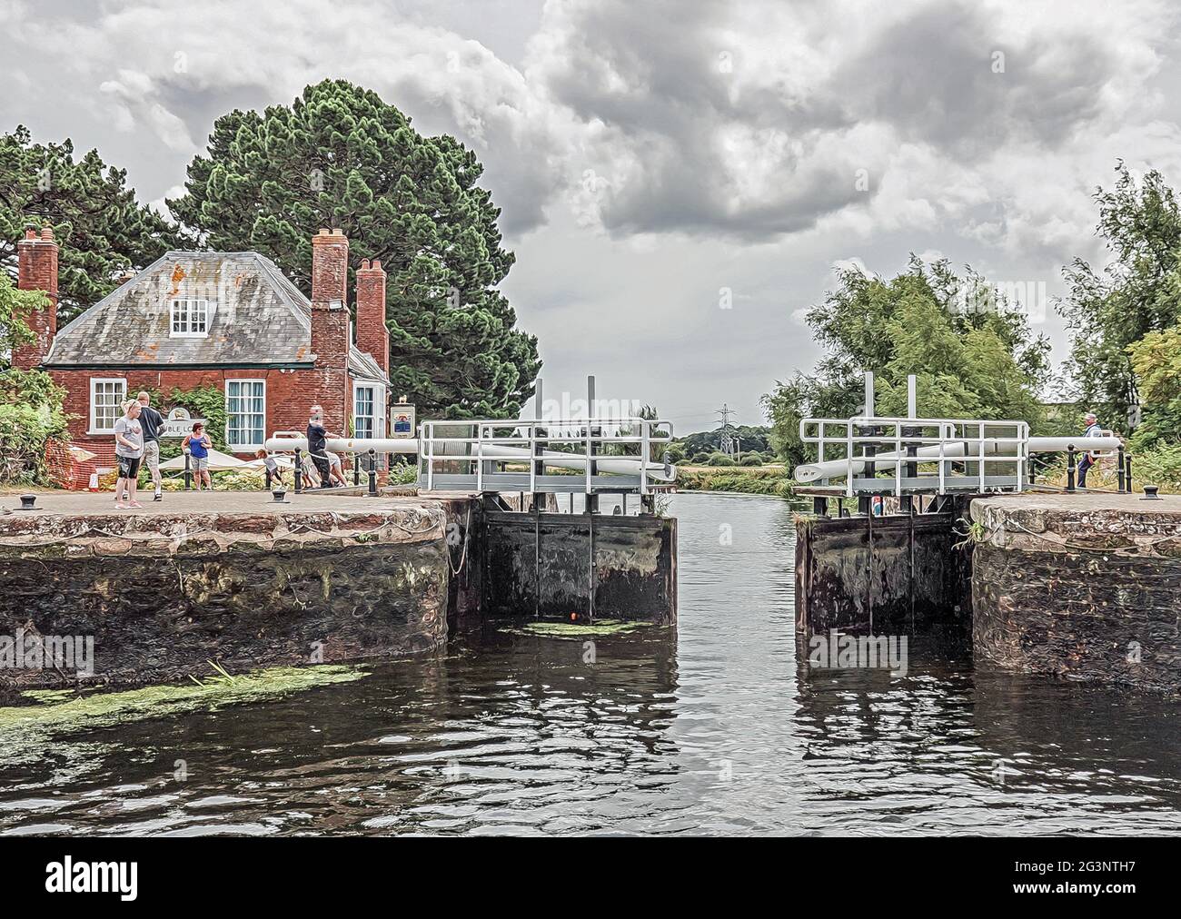 Photo Illustration Manpower öffnete die Schleusentore des öffentlichen Hauses Double Lock am historischen Exeter Shipping Canal in Süd-Devon Stockfoto