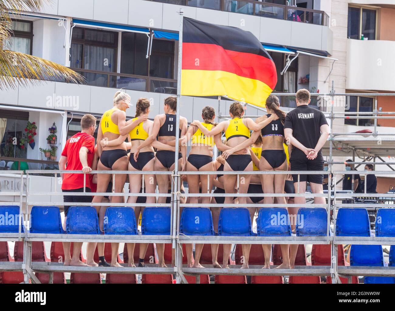 Las Palmas, Gran Canaria, Kanarische Inseln, Spanien. Juni 2021. Team Germany trainiert vor einem internationalen Beach Handball Turnier (18.-20. Juni) am Stadtstrand in Las Palmas auf Gran Canaria. Quelle: Alan Dawson/Alamy Live News Stockfoto