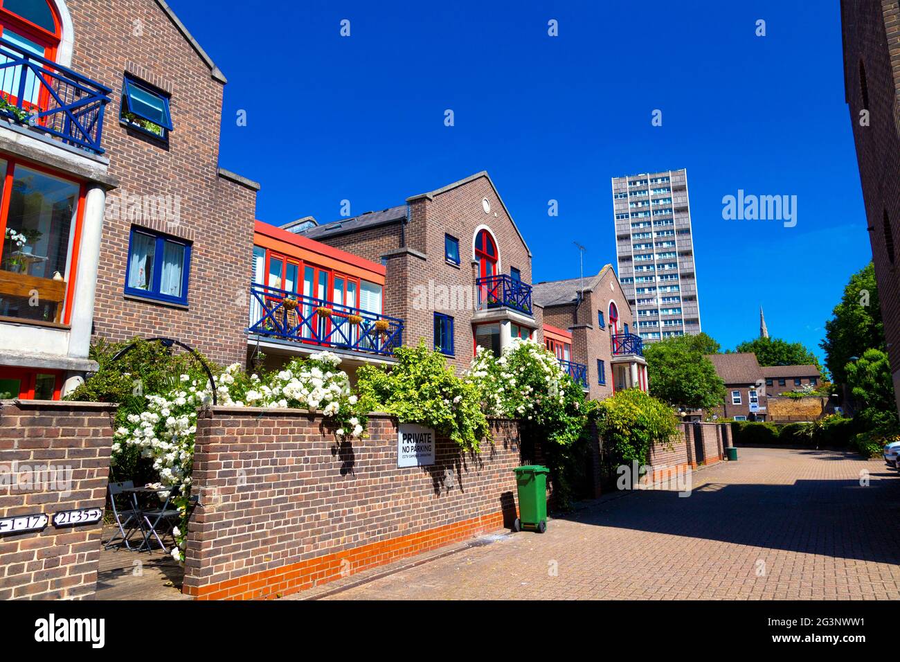 Ziegelhäuser mit Blick auf das Shadwell Basin in der Peartree Lane, Wapping, London, Großbritannien Stockfoto