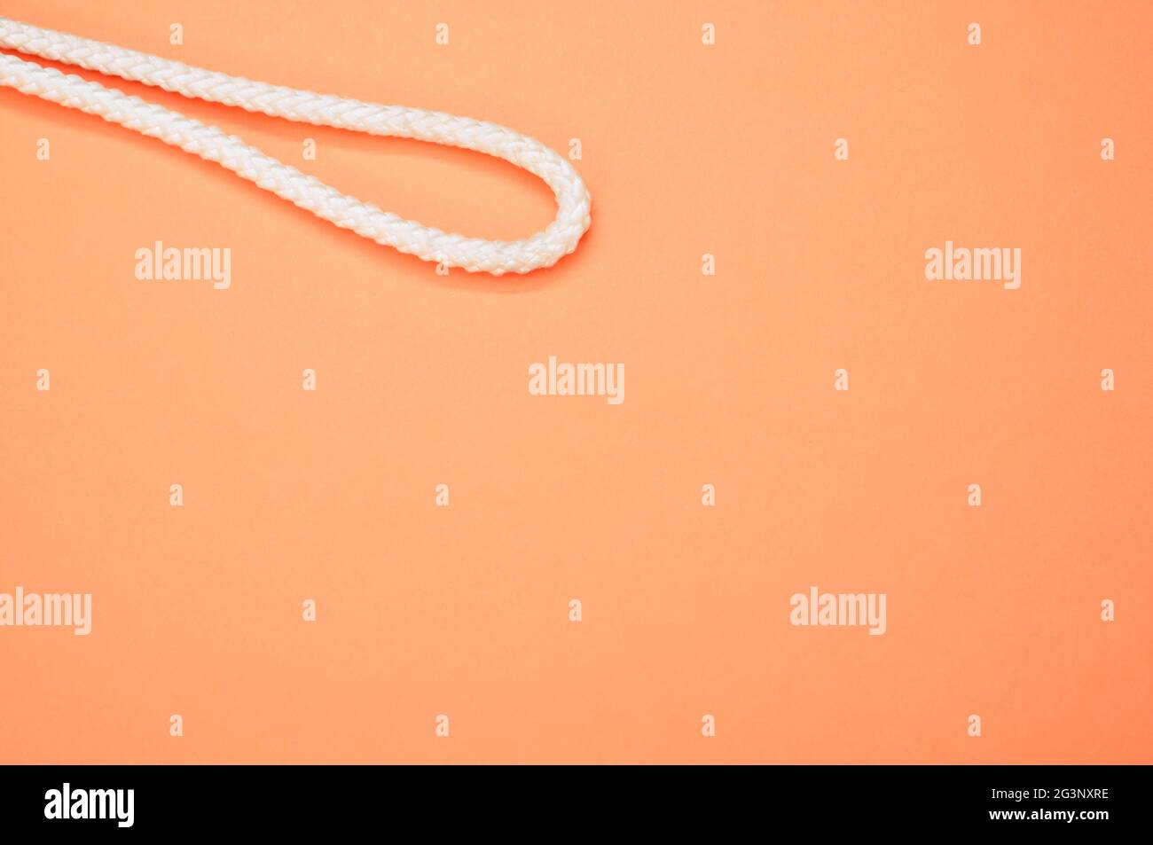 Mittelteil des Seils mit zwei Seiten nebeneinander auf pfirsichfarbenem Hintergrund Stockfoto
