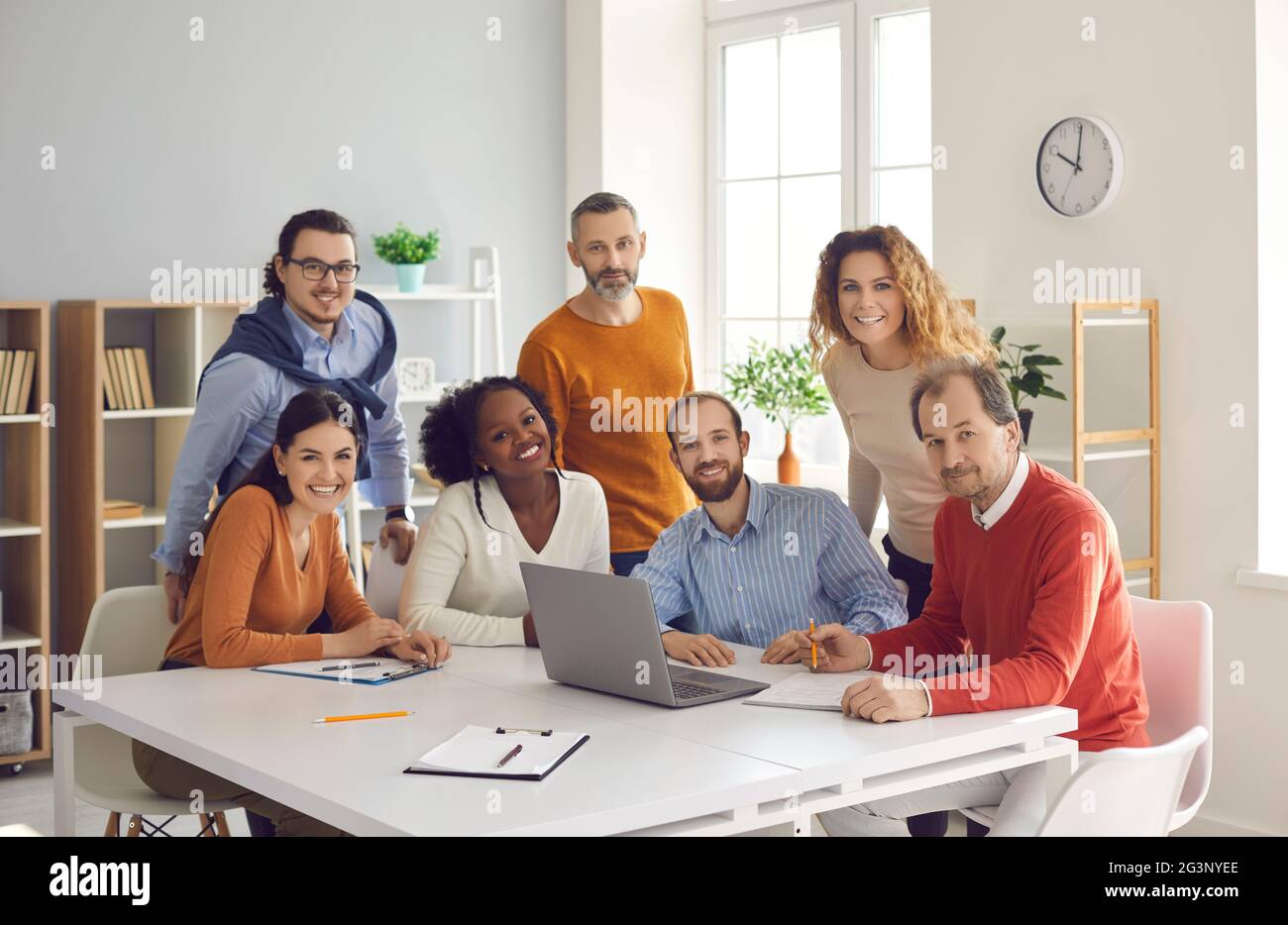 Glückliche, vielfältige Gruppe von Menschen, die im Büro zusammen arbeiten Porträt Stockfoto
