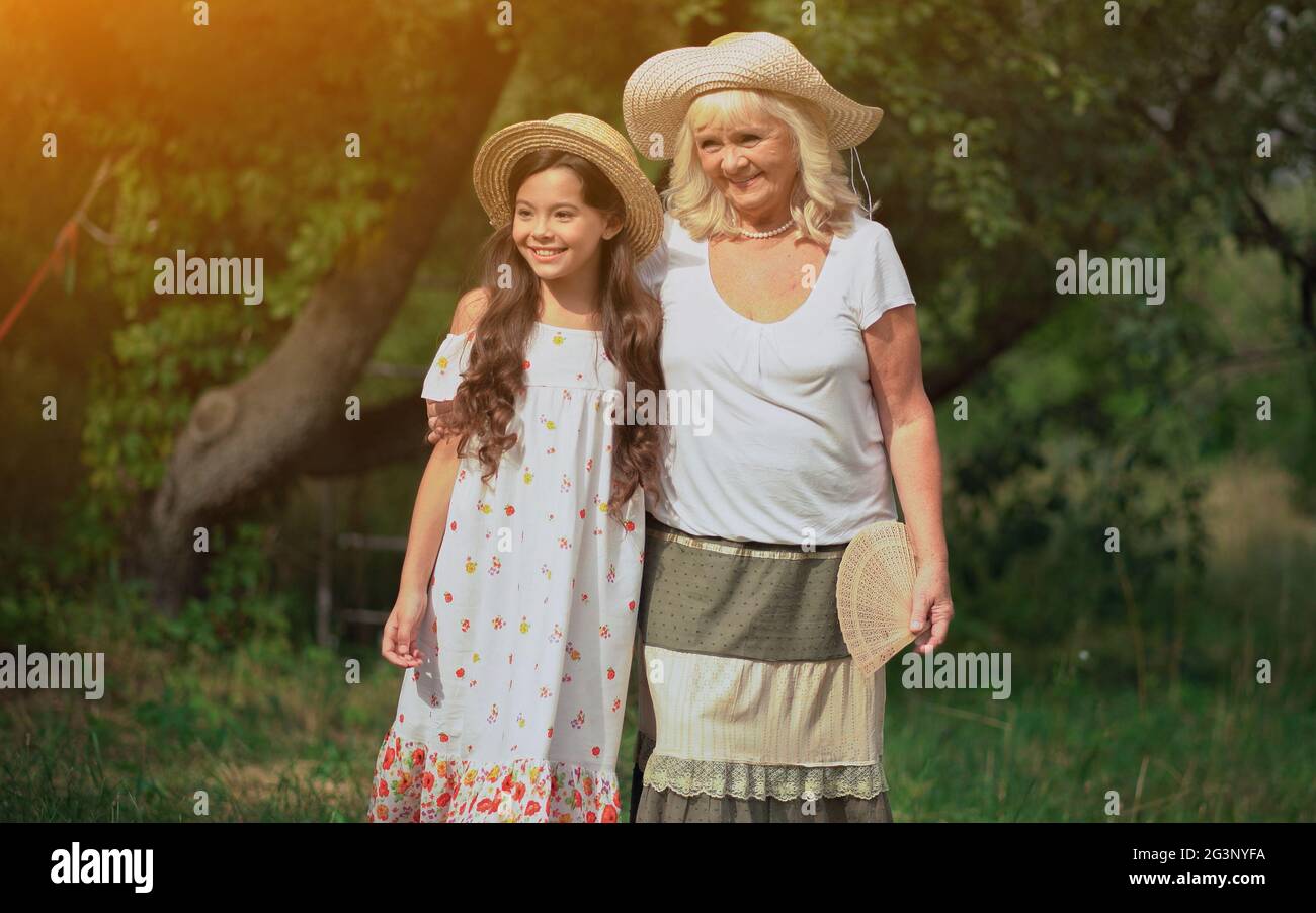 Großmutter und Enkelin Stehen in dem schönen Garten Stockfoto