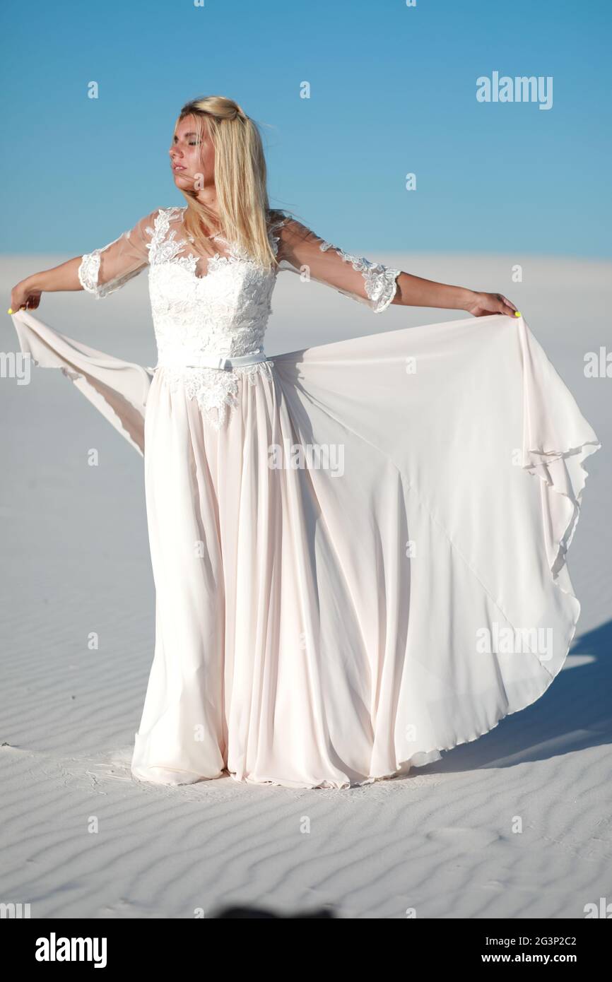 Wunderschöne Braut auf den malediven im Hochzeitskleid am Strand Stockfoto