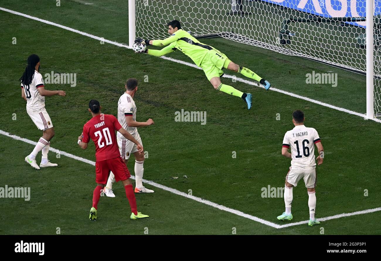 Belgiens Torwart Thibaut Courtois im Einsatz während eines zweiten Spiels der Gruppenphase (Gruppe B) bei der UEFA Euro 2020-Meisterschaft zwischen Bel Stockfoto