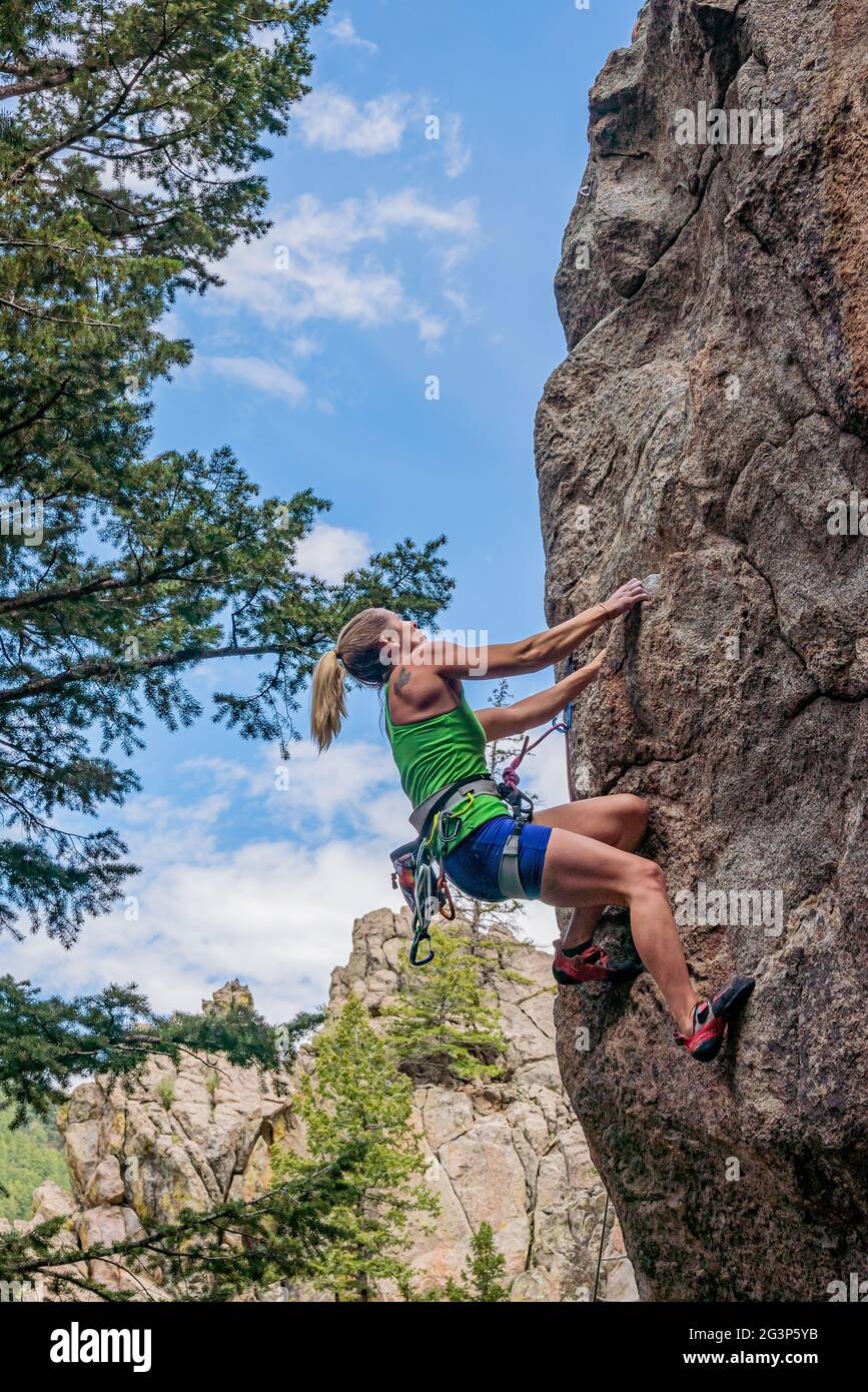 6/6/21 - Boulder, Colorado - Eine Frau arbeitet die Bewegungen auf einem schwierigen Felsklettern im Boulder Canyon aus Stockfoto