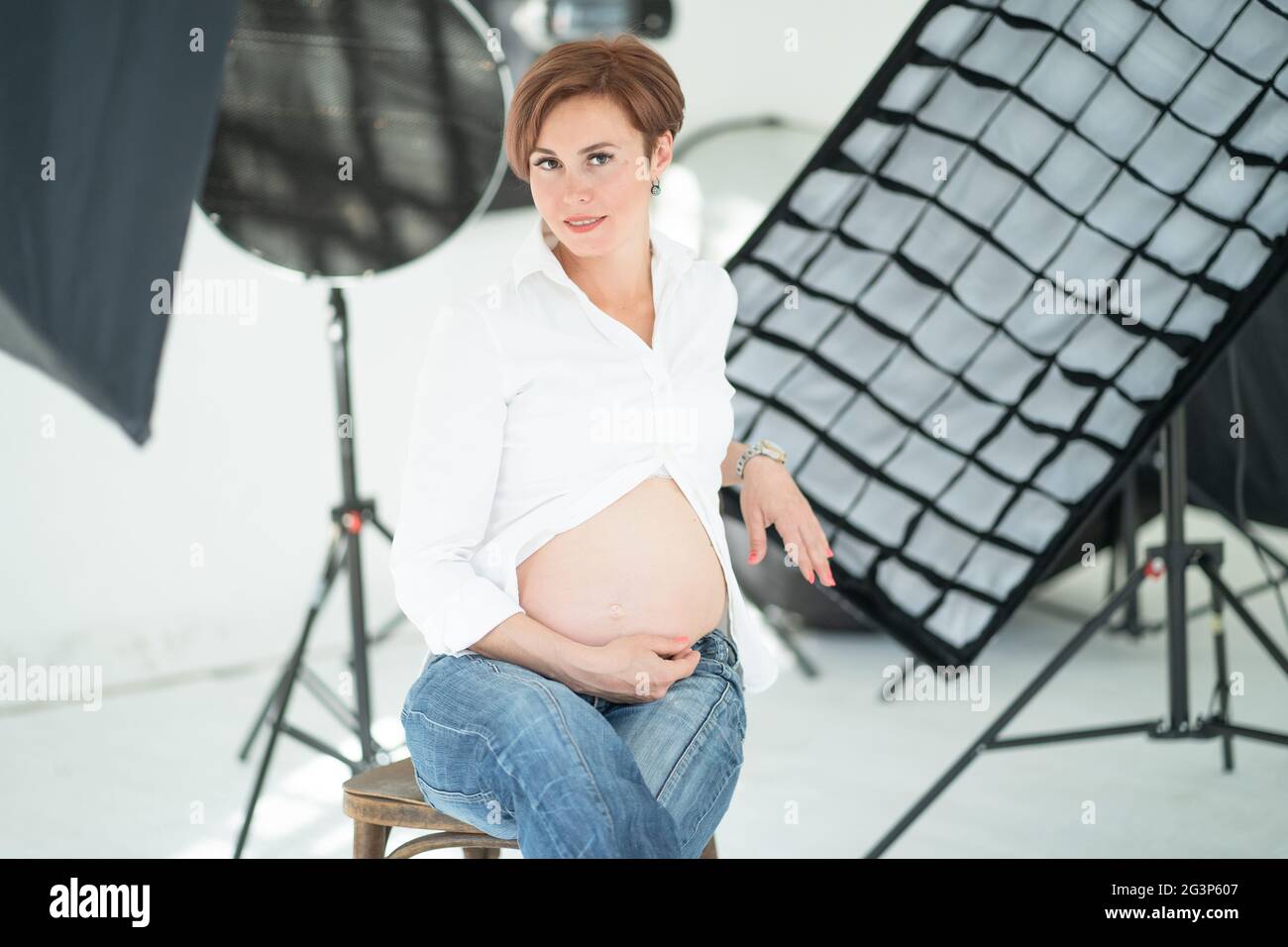 Schöne Frau mittleren Alters, die ein Baby erwarten. Stockfoto