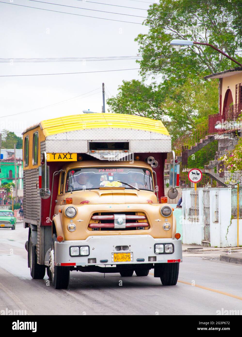 Ein LKW, der als Taxi für Fernreisen und Reisen zwischen den Gemeinden in Kuba verwendet wird. Diese Taxis werden verwendet, um Horden von Menschen für Langstreckenfahrten zu befähren. Stockfoto