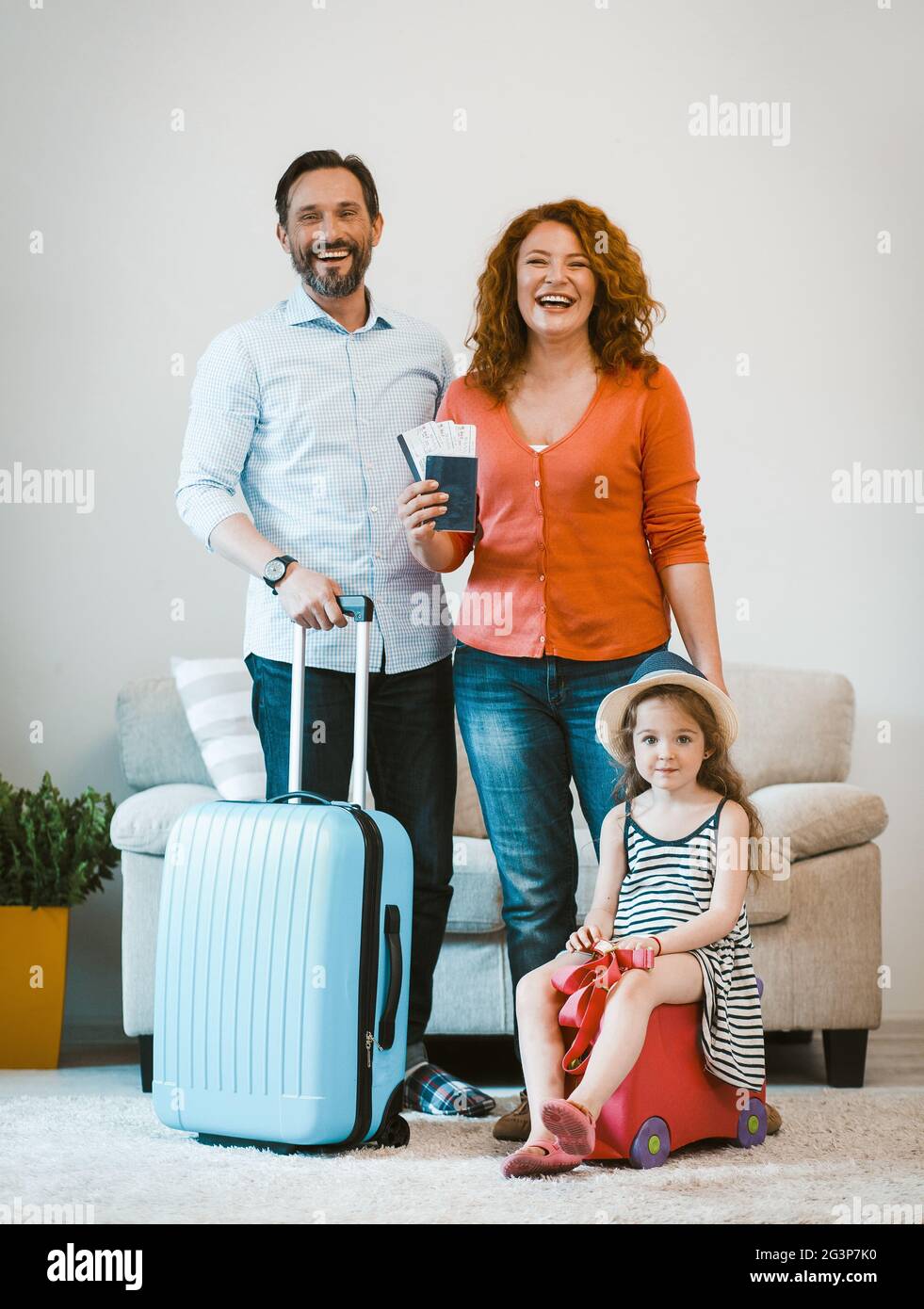 Familie reisen, glückliches Paar und Tochter die Einstellung Off auf Reise. Stockfoto