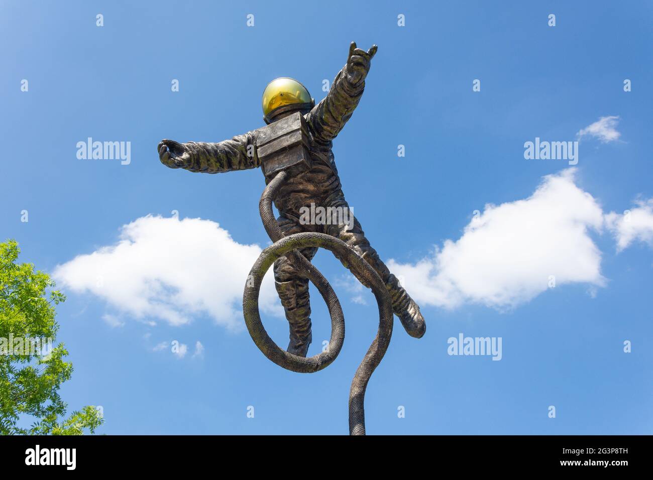 Die Pioneer Statue vor dem National Space Center, Exploration Drive, Belgrave, Leicester, Leicestershire, England, Vereinigtes Königreich Stockfoto