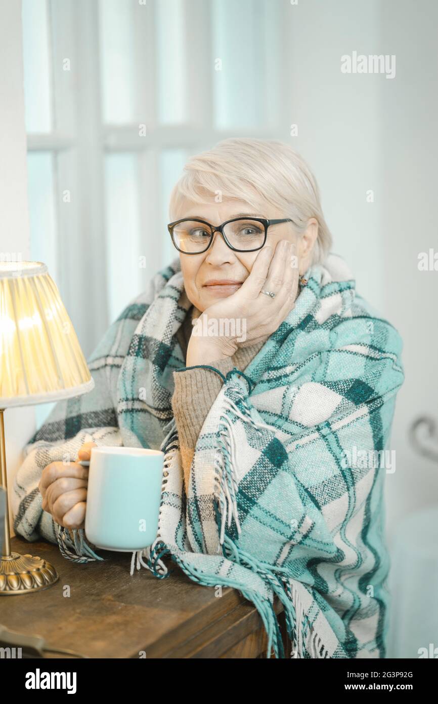 Gutherzig Alte Oma, Die Über Etwas Nachdenkt Und Tee Trinkt Stockfoto