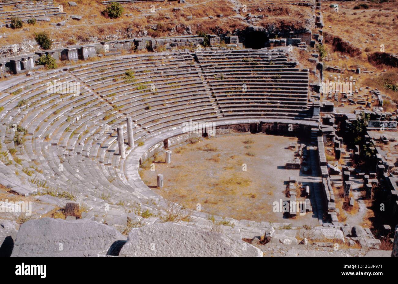 Milet, Miletos - Ruinen einer antiken Stadt in Aydin, Türkei. Altgriechisches Theater, ca. 250-225 V. CHR. Archivscan von einem Dia. Oktober 1985. Stockfoto